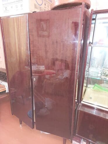 Продаю Советскую Румынскую мебель : сервант, шкаф