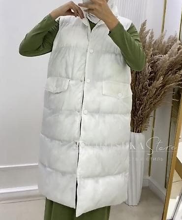 с рукавом: Удлинённый пуховый жилет без рукавов, белый. - Прямой свободный крой — 1