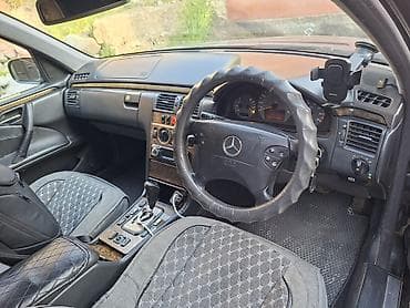 значки на мерседес: Mercedes-Benz E-Class: 2000 г., Седан — 5