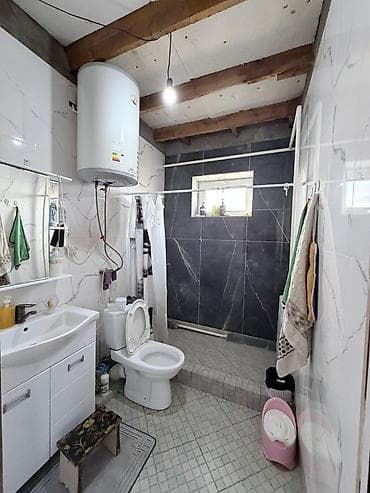 бишкек старый дом: 🏙️ Продаётся: дом (4 комнаты) — 80 м² (участок 5 соток) 📍 Локация — 9