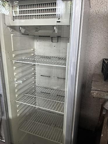Торговый холодильный шкаф с прозрачной фронтальной дверью. -