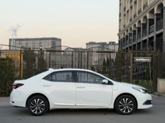 купить авто без посредников от хозяина недорого: Toyota Corolla: 2019 г., 1.8 л, Робот, Гибрид, Седан — 5
