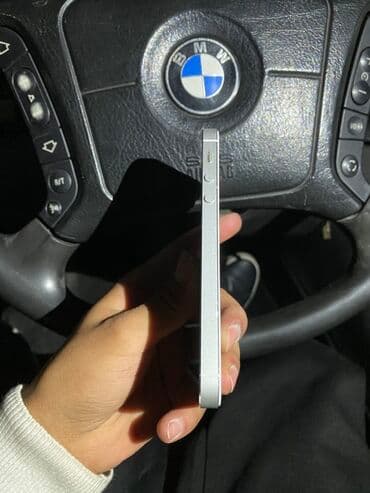 Смарт-часы: IPhone 5, Б/у, 16 ГБ, Серебристый, Кабель — 5