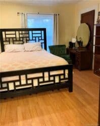 ковры ош: Металлический каркас кровати, минималистичный дизайн - Материал — 5