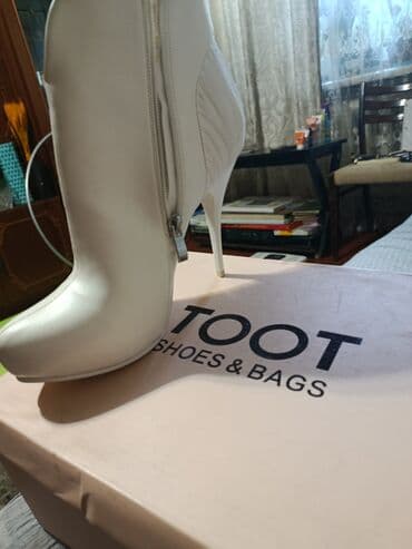 Спецодежда: Элегантные женские ботильоны белого цвета с высоким каблуком-шпилькой — 2