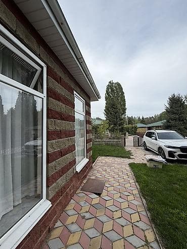 коттедж в бостери: Коттеджс участком и благоустроенной территорией,свой паркинг — 1