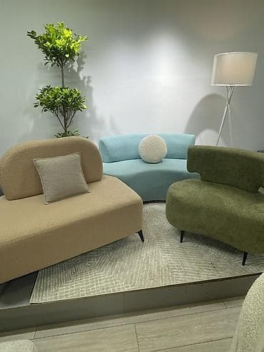 small table: Прямой диван, Новый — 1