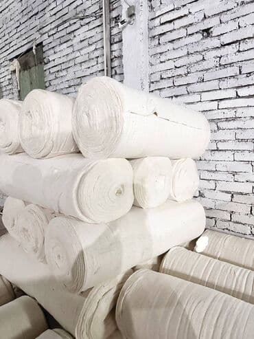 бумага для букетов: Рулоны белой ткани, сложенные и готовые к транспортировке. Этот — 3