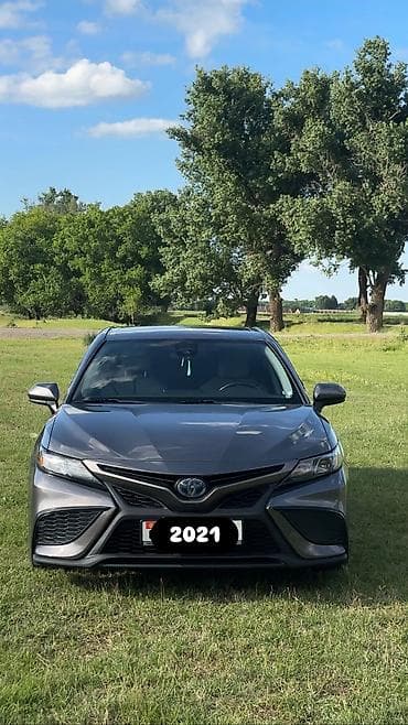 малометражка машина: Toyota Camry: 2021 г., 2.5 л, Вариатор, Гибрид, Седан — 4