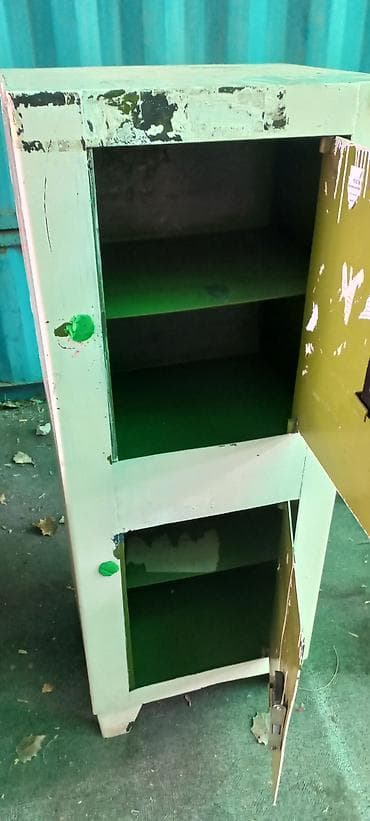 Металлический шкаф с одной дверцей и полками - Материал: металл - at lalafo.kg Металлический шкаф с одной дверцей и полками - Материал: металл -