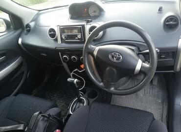 Toyota ist: 2003 г., Автомат, Бензиновая, Хэтчбэк