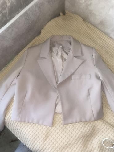 класические джинсы: Укороченный женский пиджак светло-серого оттенка. - Классический — 1