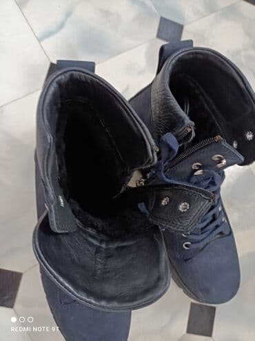 Киреге берилүүчү кийимдер: Натуралка, нубук,Турция, почти новые, одевали два раза. Размер не — 5