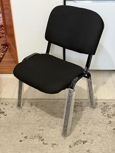 Офисные стулья "Изо", новые. Осталось 5 шт: черные - 3 шт; серые 2