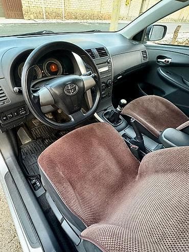 2011: Toyota Corolla: 2011 г., 1.4 л, Механика, Бензин, Седан — 4