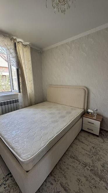 Спальный гарнитур в современном стиле (бежево-белая гамма с элементами