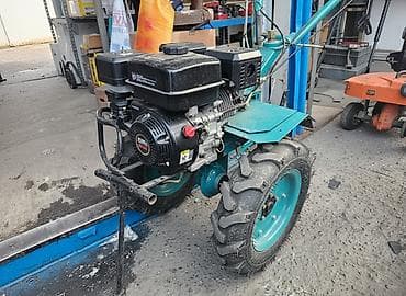 Другие товары для дома: Мотоблок бирюзового цвета с черным двигателем. Оснащен двумя большими — 1