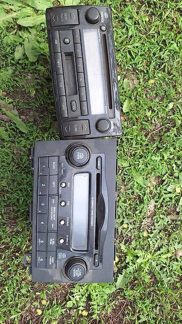 Автомобильные штатные магнитолы (2 шт.) 1) Toyota (верхняя на фото) -