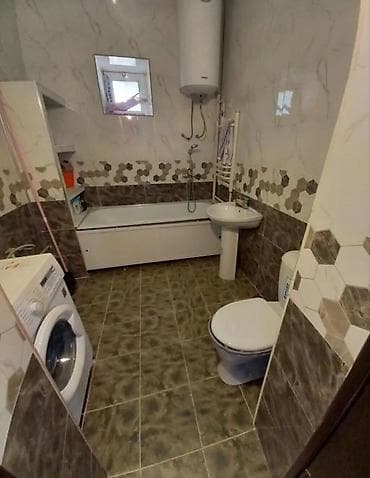 контейнер магазине: Просторный двухэтажный дом с мансардными окнами и балконом. - — 10