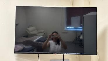 Телевизор Samsung с плоским экраном, диагональ ориентировочно 40–43 — 1