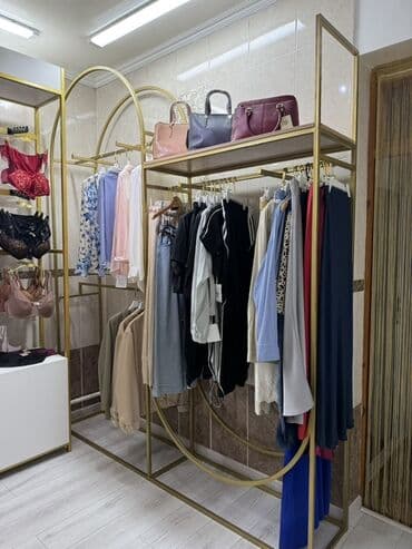 оборудование в бутик: Элегантная вешалка для одежды в золотистом цвете, идеально подходит — 2