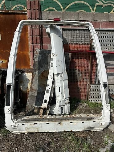 спринтер шарнир: Стойка кузова Mercedes-Benz — 1