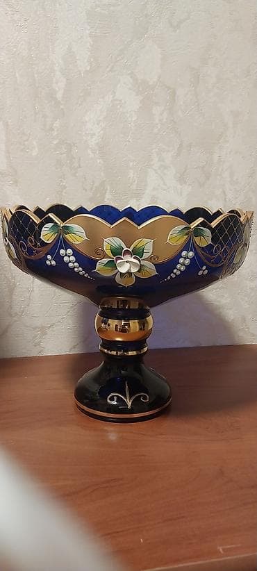 для чая: 1).Фарфоровый чайно-кофейный сервиз с золотым декором. Производство — 5