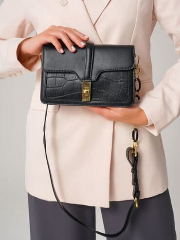 женские кошельки много отделений: Женская сумка-кроссбоди, черная - Форма: прямоугольная, компактная. - — 2