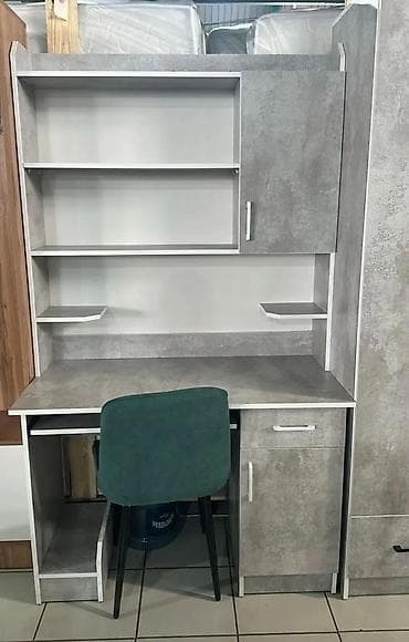 Бычуучу столдор: Компьютердик үстөлү, Колдонулган, Текчелери бар — 2