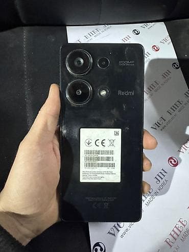 Смартфон с безрамочным дисплеем и центральным отверстием под