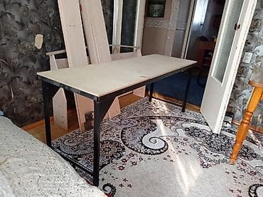 Кушетка для мастеров салона красоты. Размеры примерно: 70см. Прочная — 1