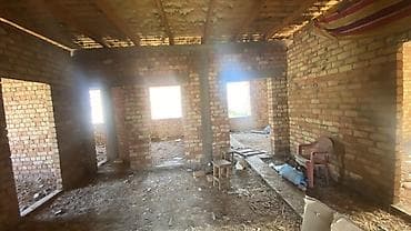 гаражи продажа: Продается одноэтажный кирпичный дом с двускатной крышей на участке — 2