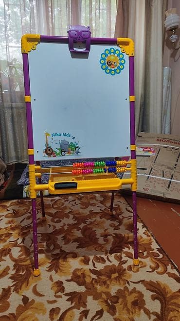 Продаем детский мольберт. К нему впридачу 2 набора с магнитными