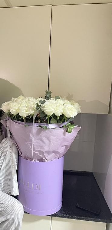 Большая композиция из свежих белых роз в шляпной коробке. Свежие.51 at lalafo.kg Большая композиция из свежих белых роз в шляпной коробке. Свежие.51