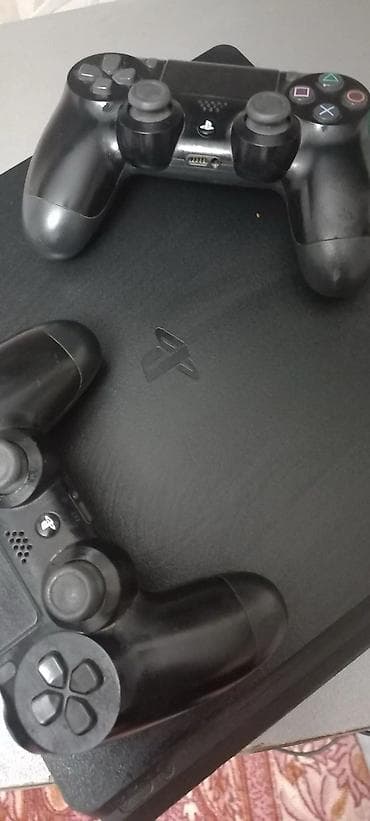 игровые консоли беспроводной контроллер: PlayStation 4 Slim с двумя геймпадами DualShock 4 и набором игр на — 1