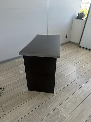 письменные стол: Письменный/рабочий стол из ЛДСП, цвет темный венге с серой кромкой. - — 1