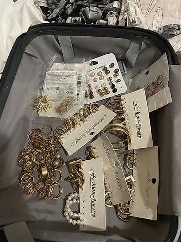 серёжи: Набор аксессуаров и бижутерии Fashion Jewelry Что внутри: - Комплекты — 1