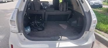 семейный авто: Toyota Prius V: 2012 г., Гибрид, Универсал — 5
