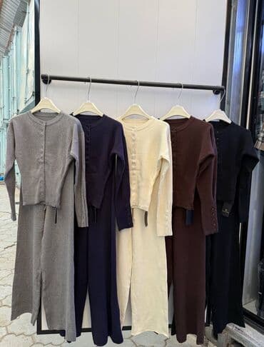 Спецодежда: Трикотажный женский костюм из кардигана и брюк. - Фасон: приталенный — 3