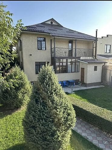 Просторный двухэтажный дом с ухоженным зеленым участком. -