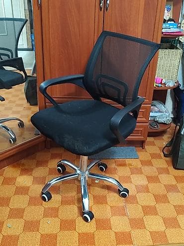 розовое офисное кресло: Офисное кресло, С колесиками, цвет - Черный — 1