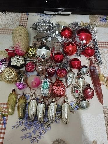 куплю елочные игрушки: Продаю новогодние игрушки. - Красные глянцевые шарики разных размеров — 3