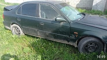 торг у капота: Honda Civic: 1998 г., Седан — 4