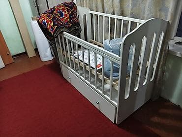 Детская кроватка из белого ЛДСП/МДФ с продольными рейками и фигурными — 2