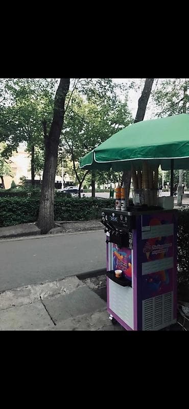 Фризер для мягкого мороженого (настольно-напольный на колесах) - Три