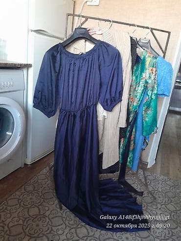 платья со шлейфом: Длинное вечернее платье с шлейфом, насыщенный темно‑синий цвет. - — 1