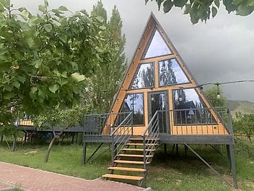 hous kg: A‑frame домик-шале на сваях с панорамным остеклением и террасой — 1