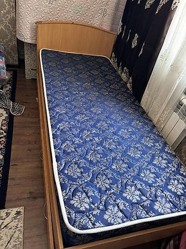 Мебель: Односпальная кровать с матрасом и выдвижными ящиками. - Размер — 3
