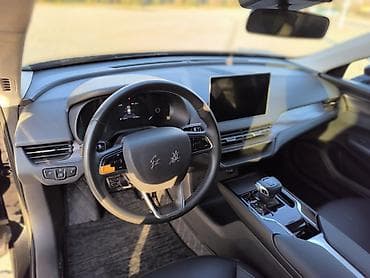 сидения откидной: HONGQI — интерьер автомобиля, современный и технологичный - — 4