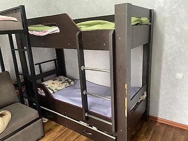 Двухъярусная кровать из ЛДСП темного оттенка с металлическими